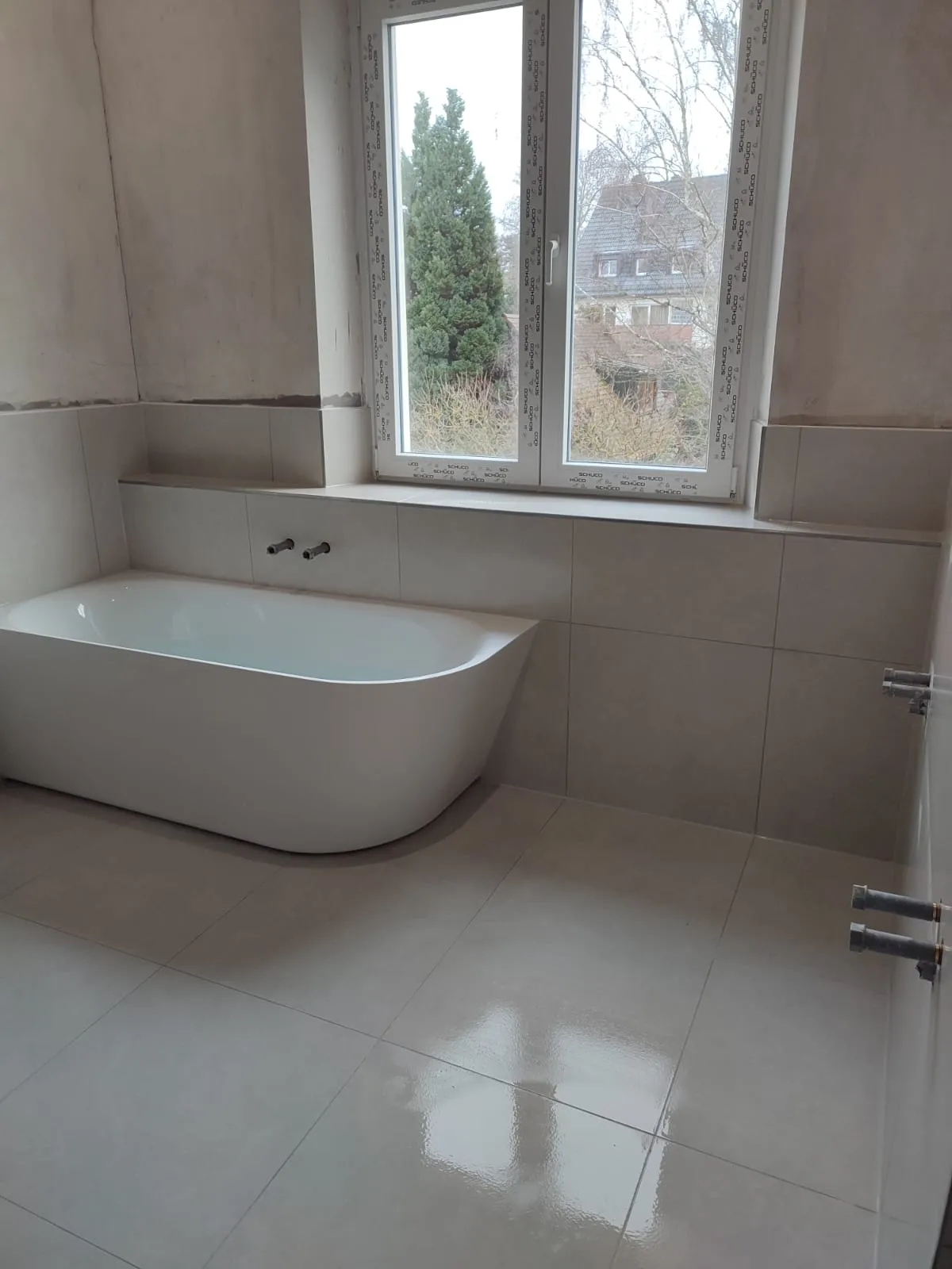 Saniertes Bad mit freistehender Wanne und Großformatfliesen