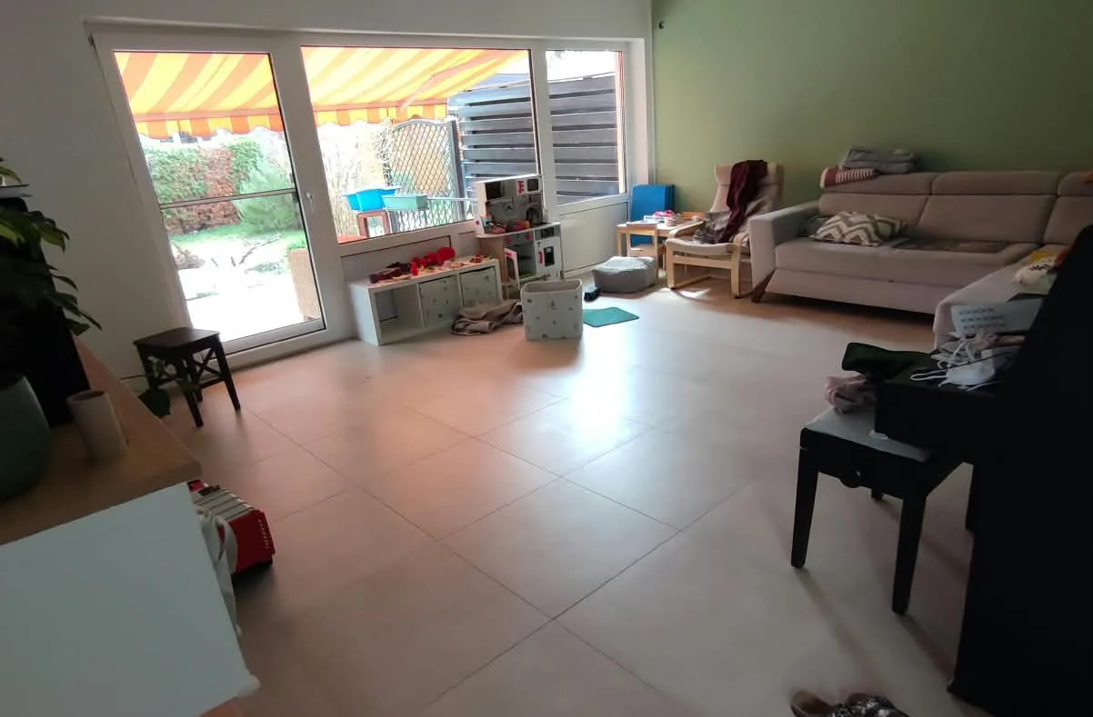 Wohnzimmer mit großformatigem Fliesenboden